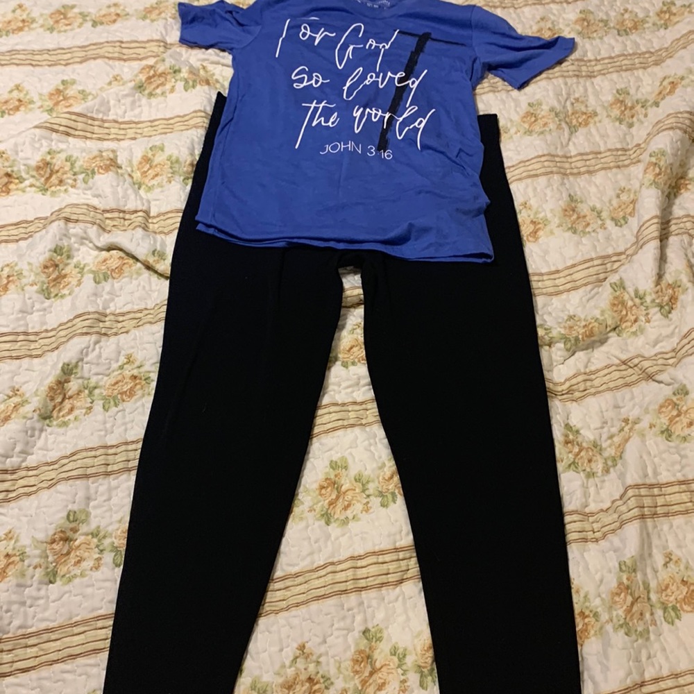 💙🖤 cute graphic tee w/leggings 💙🖤